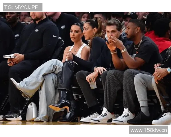 WNBA球星里斯携维密内衣展现完美身材引发时尚热潮